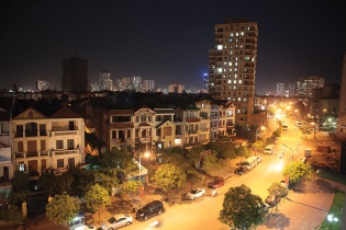 Nhà giữa phố nhưng... vỉa hè kín chỗ!