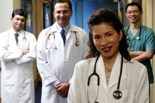 Chuyên gia Malaysia Healthcare tư vấn sức khoẻ cho người dân Hà Nội