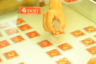 Ngày 4/11: Giá vàng đứng im, giá USD tăng nhẹ