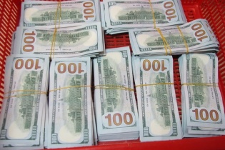 Nữ hành khách 8X vận chuyển trái phép 90.000 USD qua đường hàng không