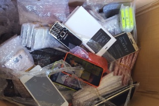 Bắt giữ gần 1.400 chiếc iPhone, Samsung Galaxy trị giá khoảng 3 tỷ đồng nhập lậu