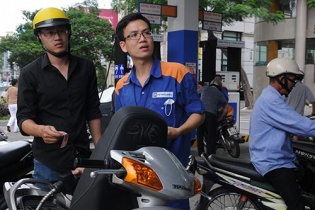 Giá xăng giảm nhẹ 200 đồng/lít