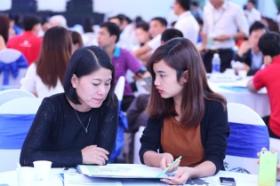 Nhân viên Park Hill Premium làm việc hết công suất trong ngày mở bán Park 9 và Park 11
