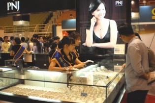 Bán lẻ nữ trang, con gà đẻ trứng vàng của PNJ