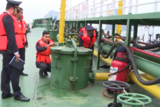 Bắt giữ tàu vận chuyển trái phép hơn 115.000 lít dầu trên biển