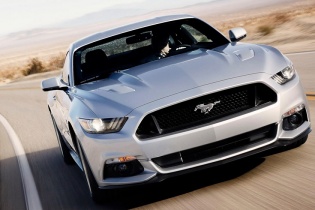 Ford Mustang lấy lại ngôi "vua cơ bắp" từ Chevrolet Camaro