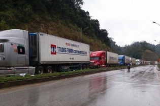 300 xe chở hàng nông sản nằm chờ thông quan tại Tân Thanh
