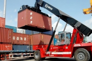 Nhập siêu 200 triệu USD trong tháng đầu năm