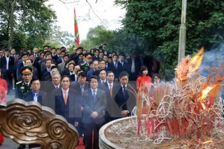 Thành kính dâng hương tưởng niệm các Vua Hùng