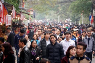 Chen chân đi lễ cầu may