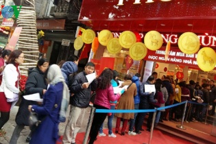 Ngày 17/2: Giá vàng lên cao, người dân chen mua lấy may ngày Thần Tài
