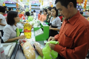 Giá xăng dầu giảm sâu, giá nhiều mặt hàng vẫn "bất động"
