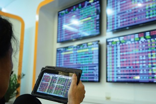 Thị trường chứng khoán: VN-Index tiến dần lên mức cản cứng