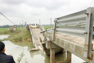 Sà lan chở cát đâm sập cầu bắc ngang sông Nhà Lê