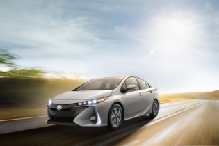 Toyota Prius Prime 2017 chỉ tốn 1,4 lít xăng để đi 100km
