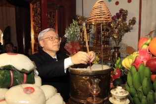 Tổng Bí thư Nguyễn Phú Trọng cùng nhân dân dâng hương tưởng nhớ các Vua Hùng