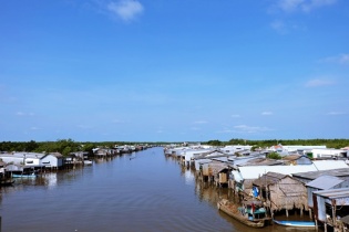 Mũi Cà Mau dang tay đón gió phương Nam