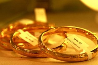 Ngày 21/4: Giá vàng trong nước đuổi kịp giá vàng thế giới