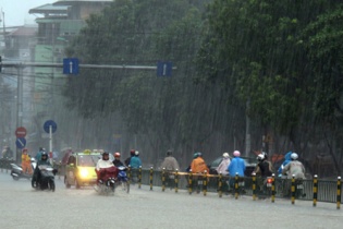 Dự báo thời tiết hôm nay: Bắc Bộ có mưa rào diện rộng, Bắc Trung Bộ hết nắng nóng