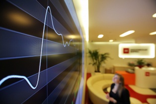 Thị trường chứng khoán: VN-Index đang tạo "bàn đạp"