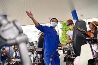 Giá xăng tăng gần 650 đồng/lít