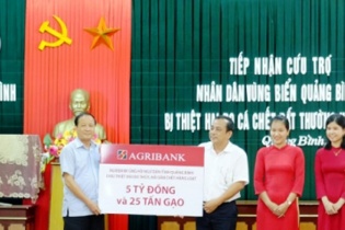 Agribank trao 5 tỷ đồng và 25 tấn gạo hỗ trợ ngư dân Hà Tĩnh, Quảng Bình