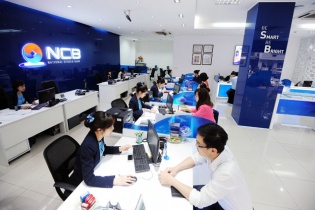 NCB phục vụ khách hàng giao dịch trong giờ nghỉ trưa