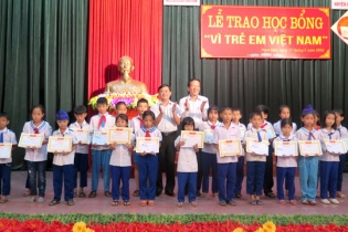 Báo Đầu tư trao 150 suất học bổng trong chuyến hành hương về thăm quê Bác