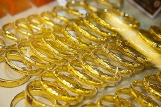 Ngày 25/5: Giá vàng trượt dốc, về đáy 4 tuần