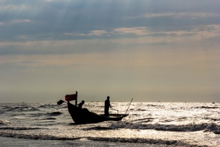 Trải ngàn sóng gió, ngư dân bám biển quê hương