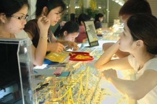 Ngày 27/5: Giá vàng giảm trước sự hồi phục của USD