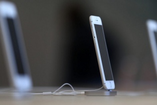 Apple: iPhone thế hệ mới sẽ có thiết kế bằng kính 