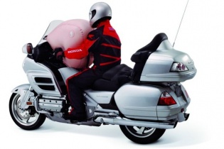 Honda thu hồi hàng nghìn xe máy Goldwing dính virus Takata