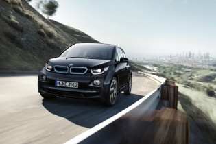 BMW i3 2017 chạy 183 km sau mỗi lần sạc, giá từ 44.595 USD