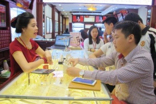 Giá vàng tăng mạnh, áp sát mốc 35 triệu đồng/lượng