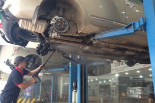 Những lưu ý giúp bảo vệ ô tô mùa mưa bão