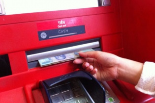 Người dân có thể rút tối đa 5 triệu đồng mỗi lần từ cây ATM