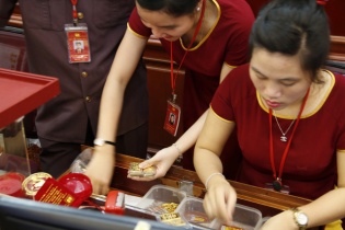 Áp sát mốc 38 triệu đồng/lượng, giá vàng bất ngờ quay đầu giảm mạnh