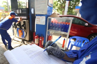 Giá xăng giảm thêm 665 đồng/lít