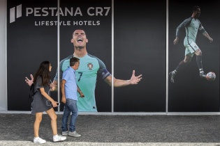 Hậu Euro, Ronaldo ra mắt khách sạn mang thương hiệu CR7