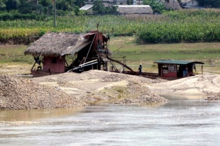 Yên Bái tạm dừng việc khai thác cát sỏi trên sông Hồng