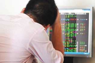 Cổ phiếu giảm không phanh, nhà đầu tư "khóc ròng"