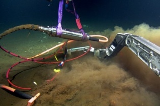 Hàn xong cáp quang AAG, internet tại Việt Nam nhanh trở lại