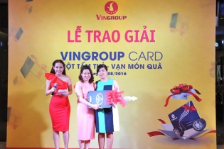 Khách hàng Vingroup Card lái Camry trị giá 1,4 tỷ về nhà