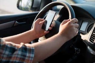 Phạt đến 800.000 đồng với lái xe dùng diện thoại khi chờ đèn đỏ