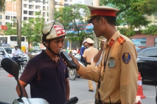 Chốt tập huấn của CSGT kiểm tra, xử phạt một người đi xe máy hơi thở có cồn 3,5 triệu đồng