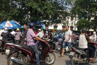 Bệnh viện Bạch Mai đóng cửa bãi giữ xe: Bệnh nhân và người thân "khóc ròng"