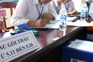 Nhân viên có được đứng tên dự gói thầu của đơn vị hiện đang công tác?