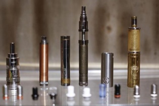 Tranh cãi việc sử dụng thuốc lá điện tử thay thế thuốc lá thường