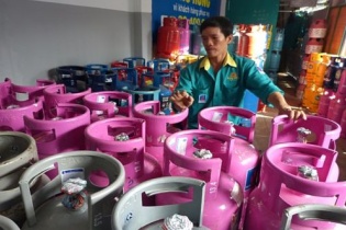 Giá gas tăng 15.000 đồng/bình 12kg